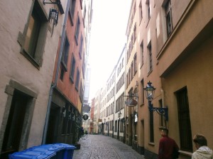 There are cobbled streets, lined with all souildingsrts of honey coloured b